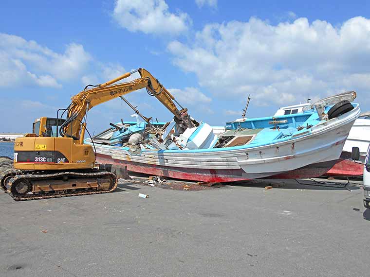 重機で廃船解体